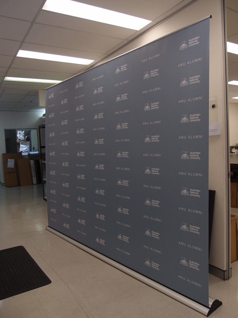 BannerBug Media Wall – Pull Up Display