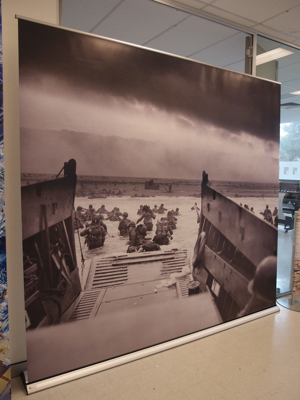 BannerBug Media Wall – Pull Up Display